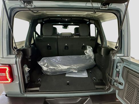 Used 2025 Jeep Wrangler Sahara image 29