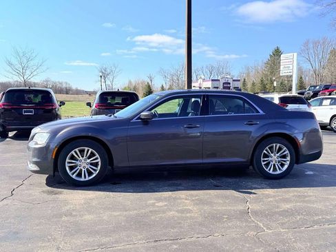 Used 2019 Chrysler 300 Touring w/ Driver Convenience Group RWD image 8