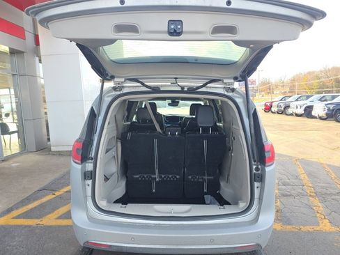 Used 2024 Chrysler Pacifica Touring-L image 5