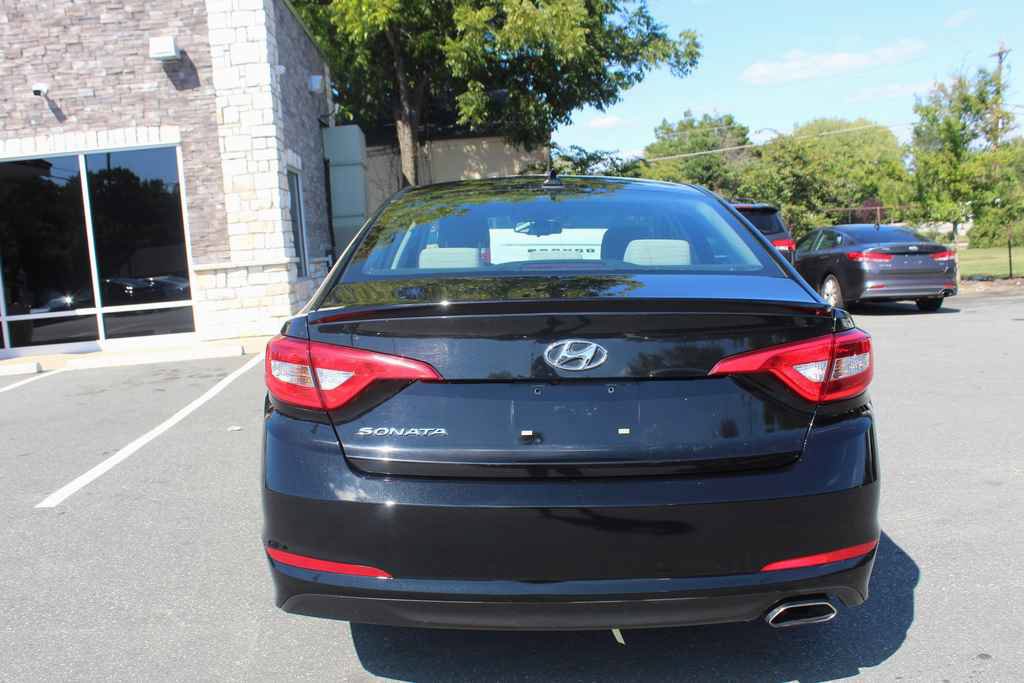 Used 2015 Hyundai Sonata SE w/ Option Group 09 FWD image 6