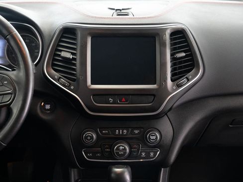 Used 2019 Jeep Cherokee Trailhawk w/ Cold Weather Group AWD/4WD image 16