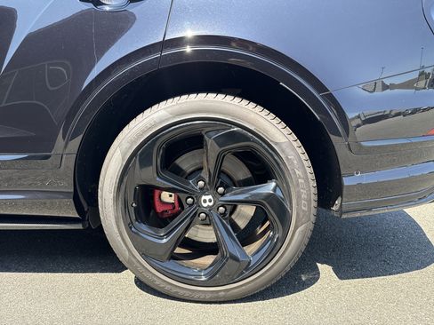 Used 2022 Bentley Bentayga AWD/4WD image 30