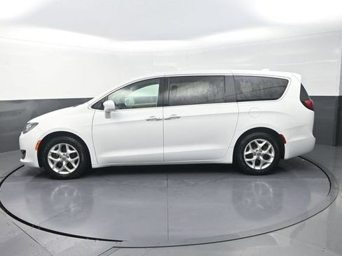 Used 2018 Chrysler Pacifica Touring Plus w/ Tire & Wheel Group FWD image 4