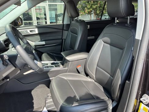 Used 2023 Ford Explorer XLT w/ Equipment Group 202A RWD image 6