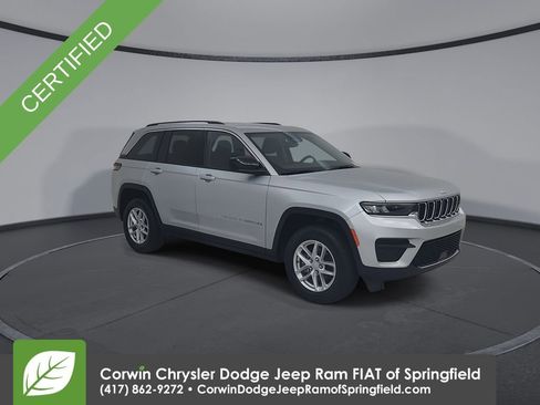 Used 2023 Jeep Grand Cherokee Laredo AWD/4WD image 3