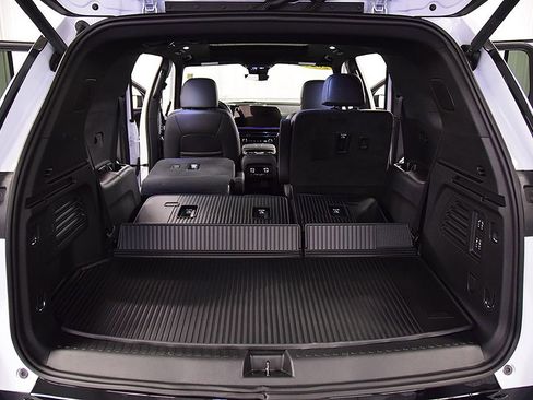Used 2026 Chevrolet Traverse High Country w/ LPO, Floor Liner Package AWD/4WD image 32
