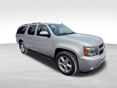 Used 2014 Chevrolet Suburban LT image 2