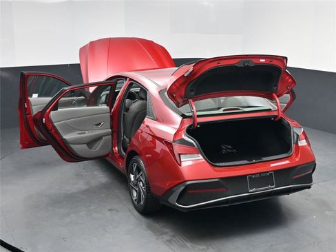 Certified 2025 Hyundai Elantra Sport image 17