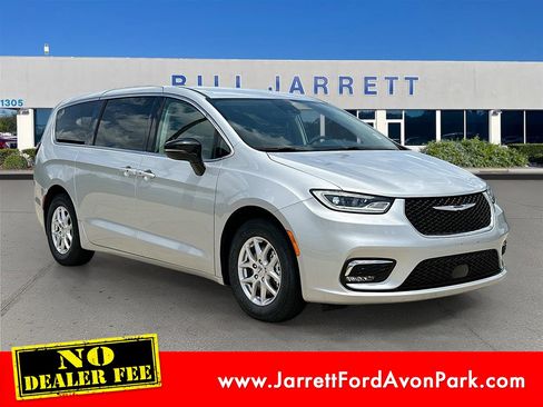 Used 2024 Chrysler Pacifica Touring-L FWD image 1