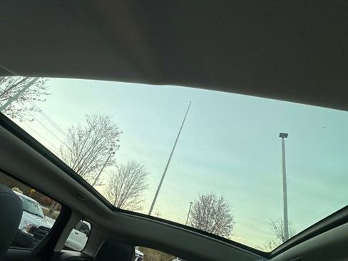 Used 2018 Land Rover Range Rover Evoque SE Premium image 28