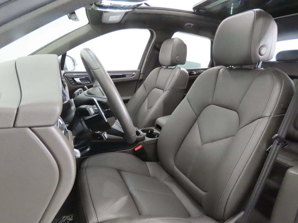 Certified 2026 Porsche Macan AWD/4WD image 5