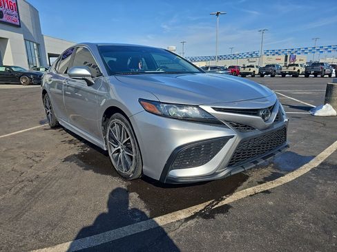 Used 2023 Toyota Camry SE image 3