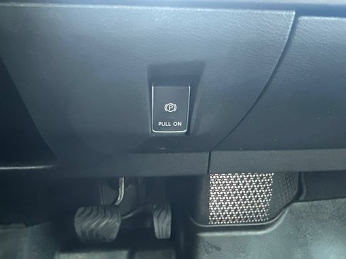 Used 2023 Nissan Ariya AWD image 5