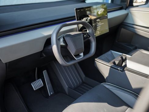 Used 2025 Tesla Cybertruck AWD Crew Cab image 19