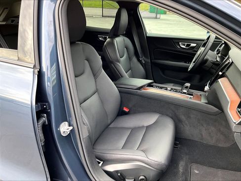 Used 2025 Volvo V60 B5 Cross Country Plus image 10