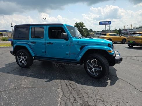 Used 2024 Jeep Wrangler Unlimited w/ Convenience Group AWD/4WD image 7