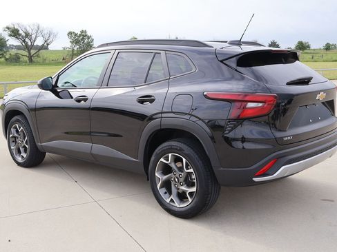 Used 2025 Chevrolet Trax LT FWD image 9