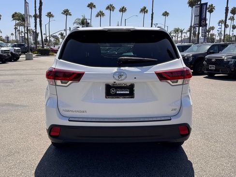Used 2019 Toyota Highlander SE FWD image 11