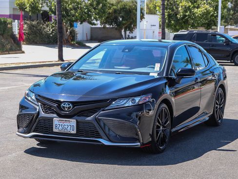 Used 2022 Toyota Camry XSE FWD image 3