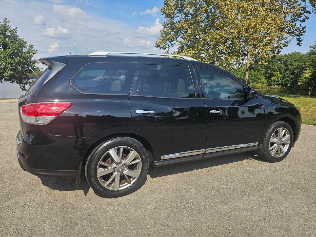 Used 2014 Nissan Pathfinder Platinum w/ Platinum Premium Package FWD image 4