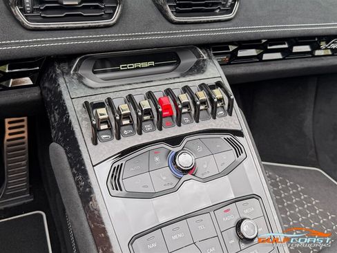 Used 2019 Lamborghini Huracan Performante AWD/4WD image 17