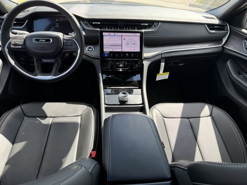 New 2025 Jeep Grand Cherokee Limited w/ Luxury Tech Group II image 10