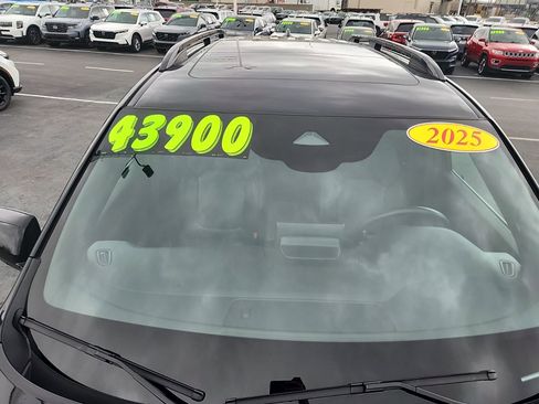 Used 2025 Honda Pilot TrailSport image 12