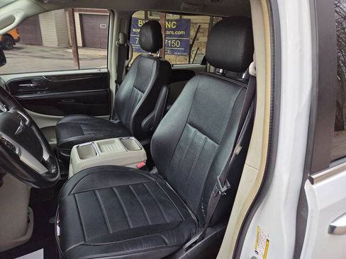 Used 2014 Chrysler Town & Country Touring w/ Driver Convenience Group FWD image 20
