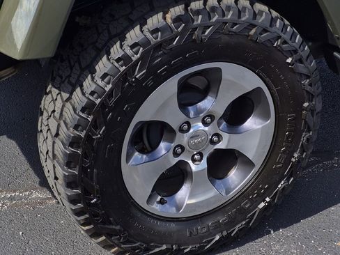 Used 2016 Jeep Wrangler Unlimited Sahara w/ Connectivity Group image 7