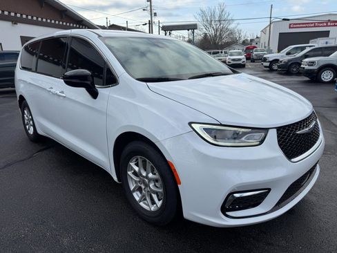 Used 2025 Chrysler Pacifica Select image 9