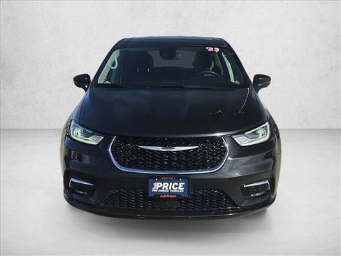 Used 2023 Chrysler Pacifica Touring-L image 2