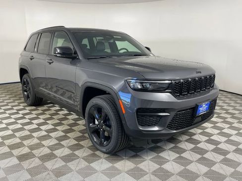 New 2025 Jeep Grand Cherokee Altitude image 24