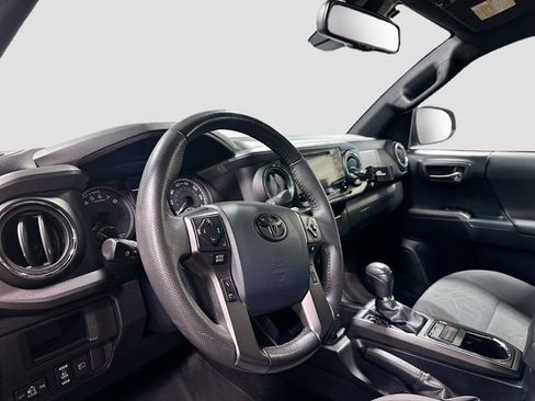 Used 2018 Toyota Tacoma TRD Off-Road w/ Technology Package AWD/4WD image 11