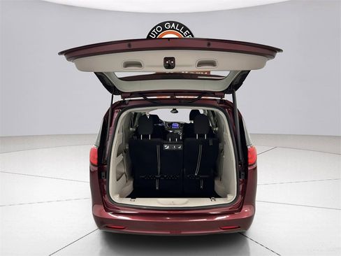 Used 2017 Chrysler Pacifica Touring w/ Tire & Wheel Group image 20