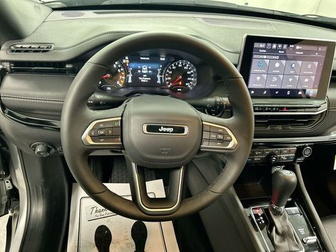 Used 2024 Jeep Compass Latitude w/ Convenience Group image 4