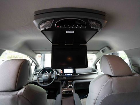 Used 2022 Toyota Sienna LE FWD image 23