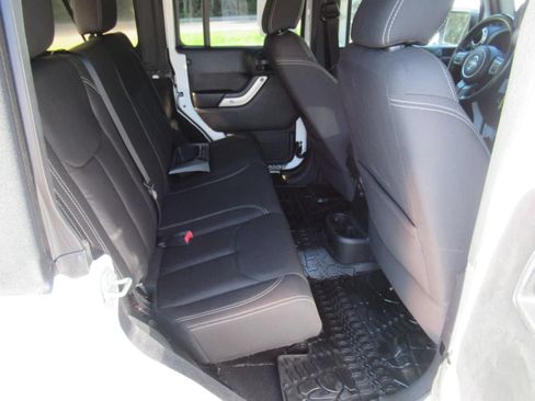 Used 2017 Jeep Wrangler Unlimited Sahara w/ Connectivity Group AWD/4WD image 30