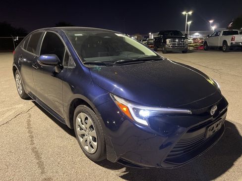 Used 2025 Toyota Corolla LE image 3