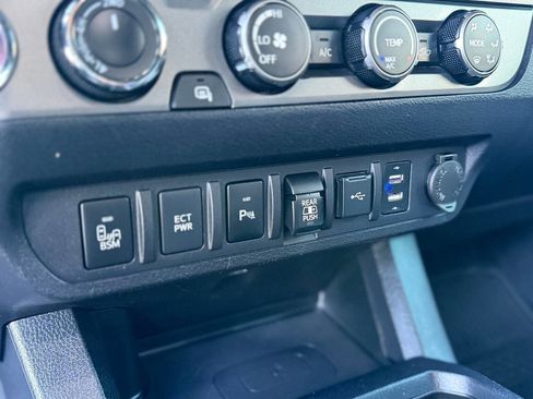 Used 2020 Toyota Tacoma TRD Off-Road w/ Technology Package AWD/4WD image 82