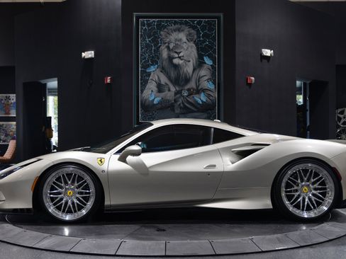 Used 2021 Ferrari F8 Tributo image 3