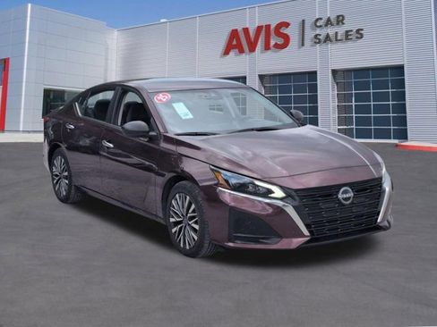 Used 2025 Nissan Altima 2.5 SV FWD image 3