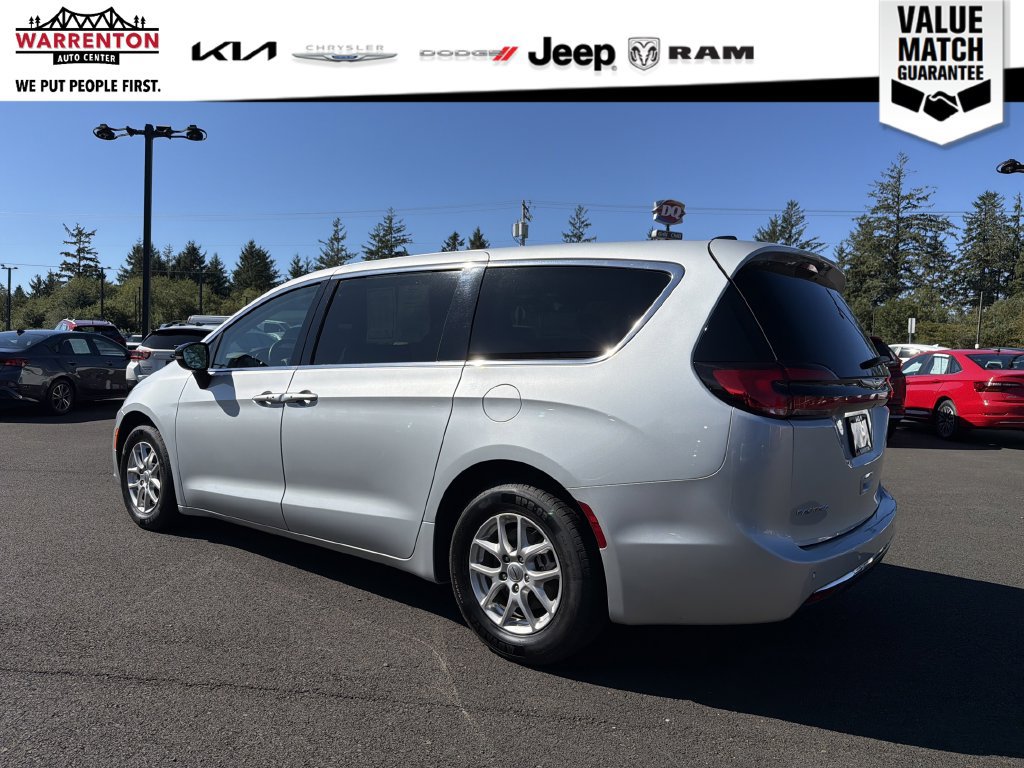 Used 2024 Chrysler Pacifica Touring-L FWD image 4