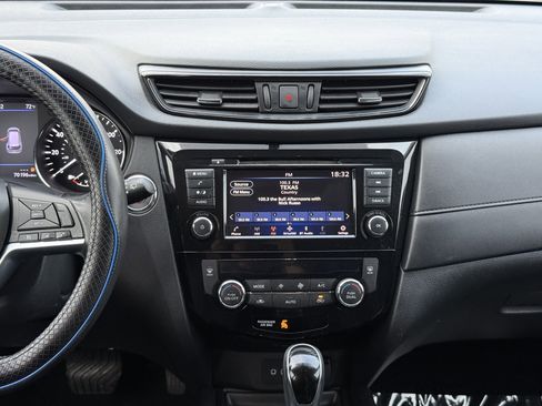 Used 2018 Nissan Rogue SV image 21