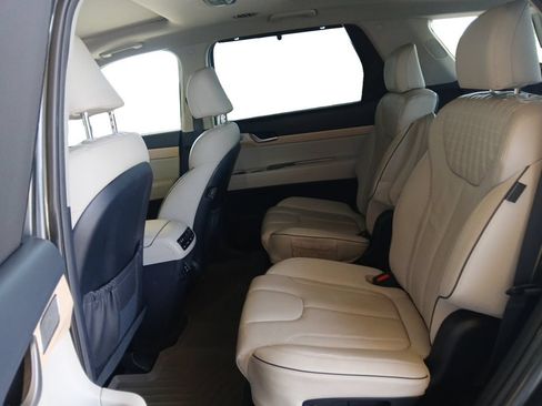 Used 2024 Hyundai Palisade Limited FWD image 13