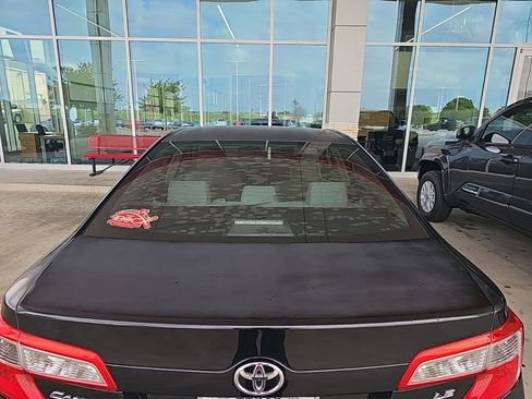 Used 2014 Toyota Camry LE image 13