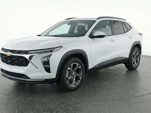 Used 2025 Chevrolet Trax LT FWD image 3