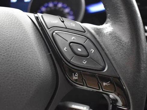 Used 2022 Toyota C-HR XLE image 23