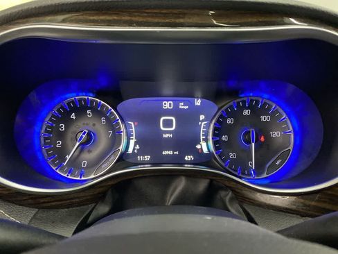 Used 2023 Chrysler Pacifica Limited FWD image 28