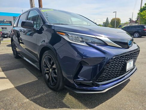 Used 2024 Toyota Sienna XSE FWD image 6