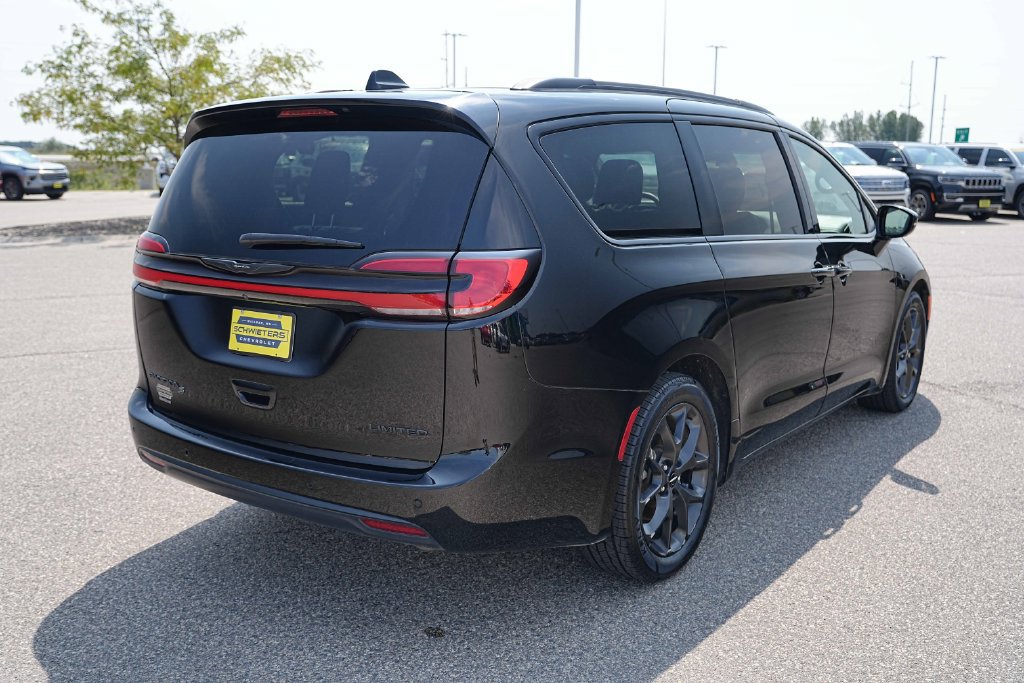 Used 2025 Chrysler Pacifica Limited FWD image 7